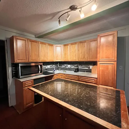 Holyoke House Oasis - Fast Wifi, Spacious, Quiet Neighborhood